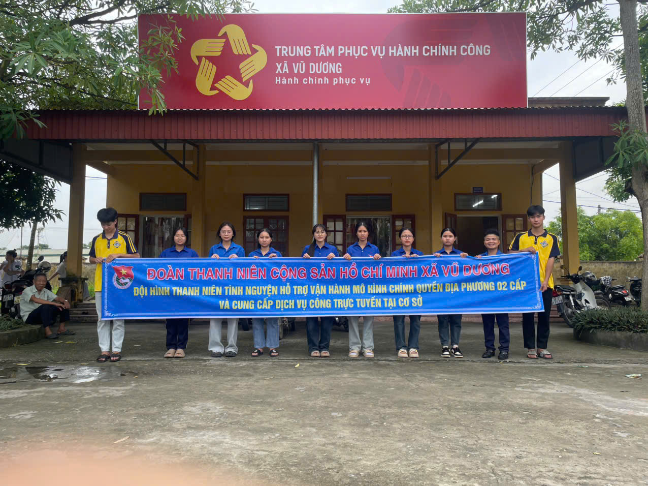 Tuổi trẻ xã Vũ Dương xung kích, nhiệt huyết hỗ trợ người dân giải quyết thủ tục hành chính sau sáp nhập