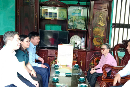 Các đồng chí lãnh đạo thăm, tặng quà mẹ Việt Nam anh hùng nhân dịp kỷ niệm 80 năm ngày Quốc khánh