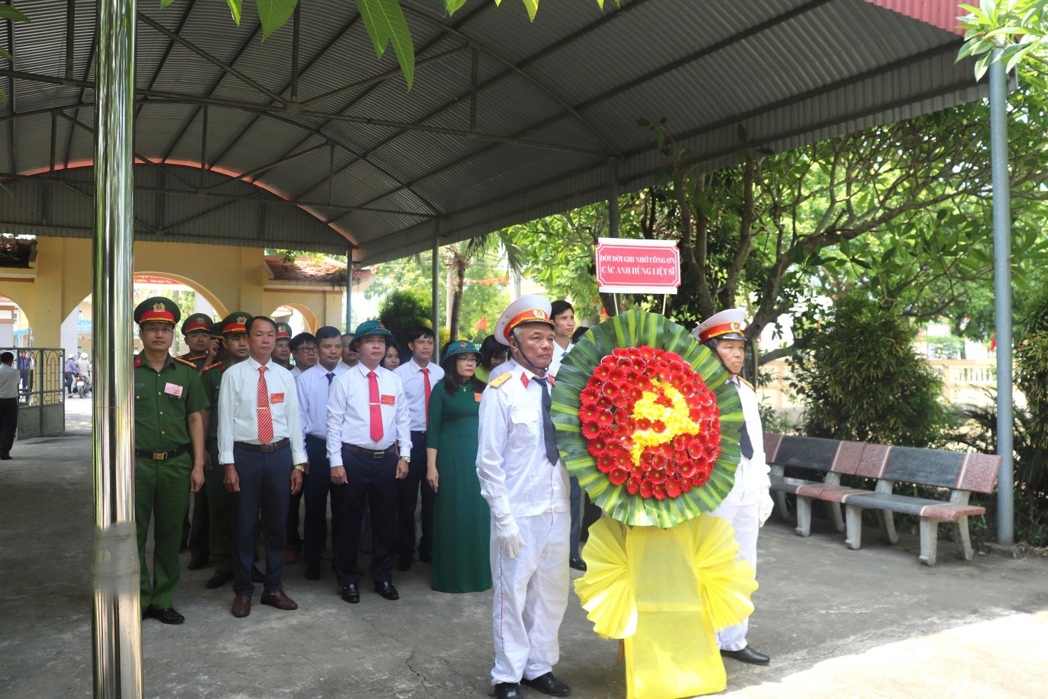 Đoàn đại biểu xã Vũ Dương viếng nghĩa trang liệt sĩ trước thềm Đại hội đại biểu Đảng bộ xã lần thứ I, nhiệm kỳ 2025-2030