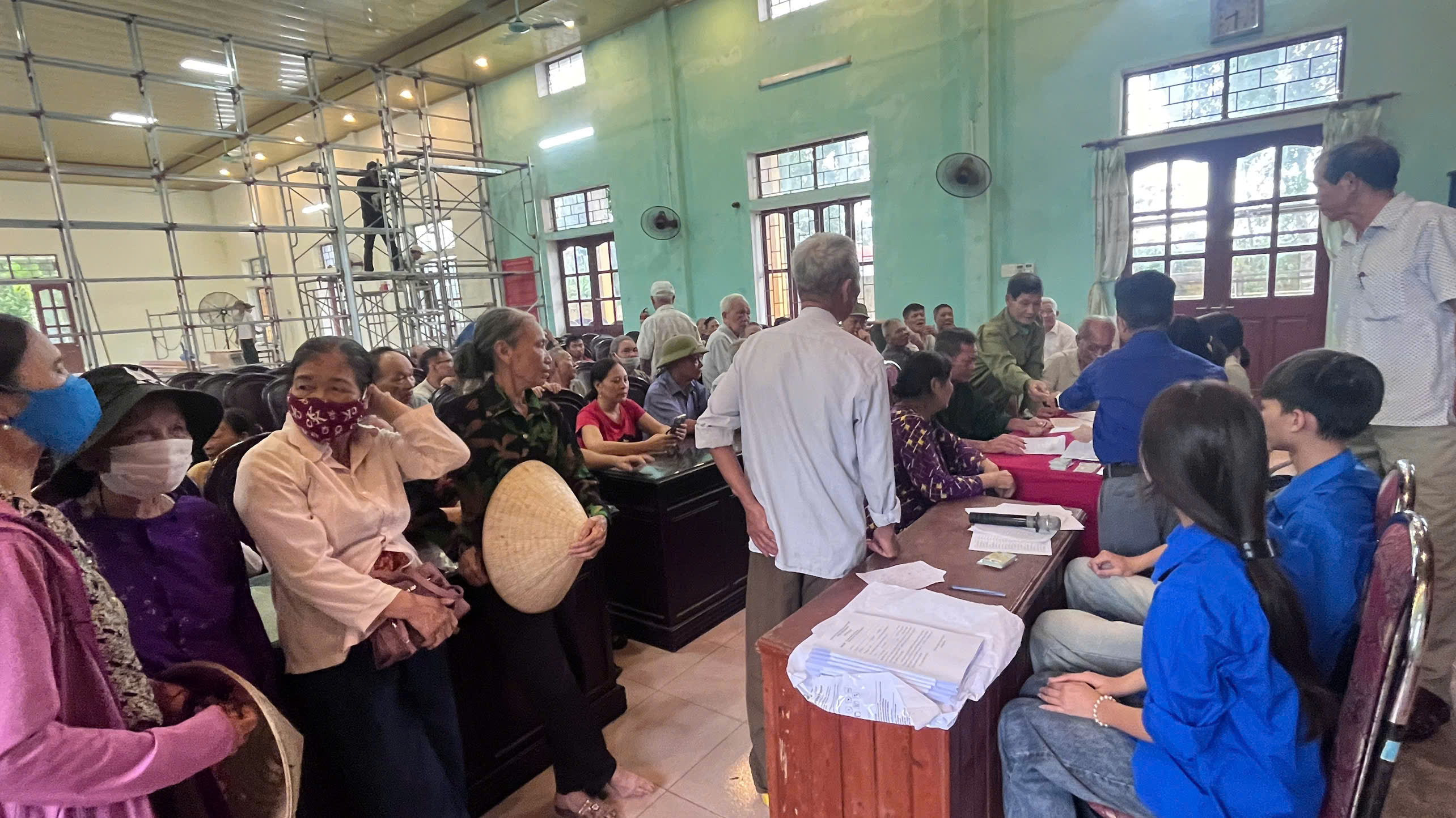 Công tác phát quà cho người có công sau sáp nhập xã Vũ Dương 